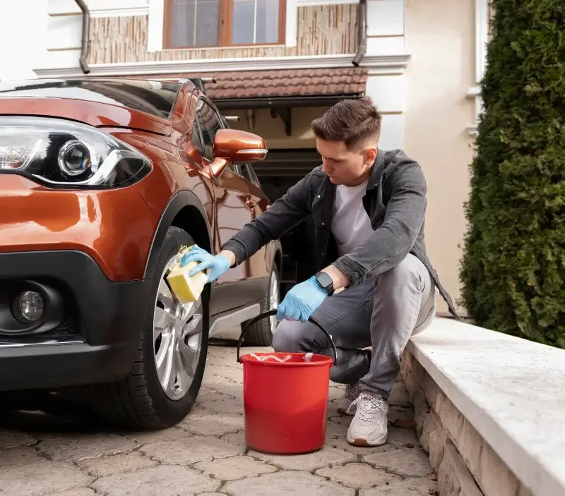 Lavage auto à domicile Ségur-le-Château : professionnel intervenant sur un véhicule